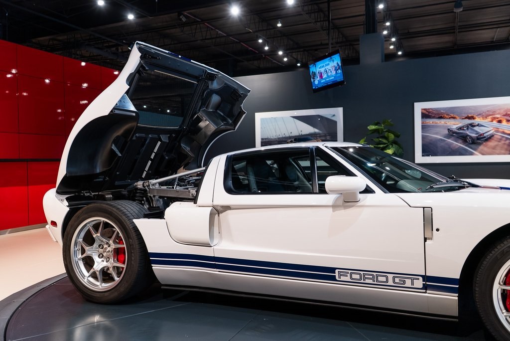 2005 Ford GT Base photo 10