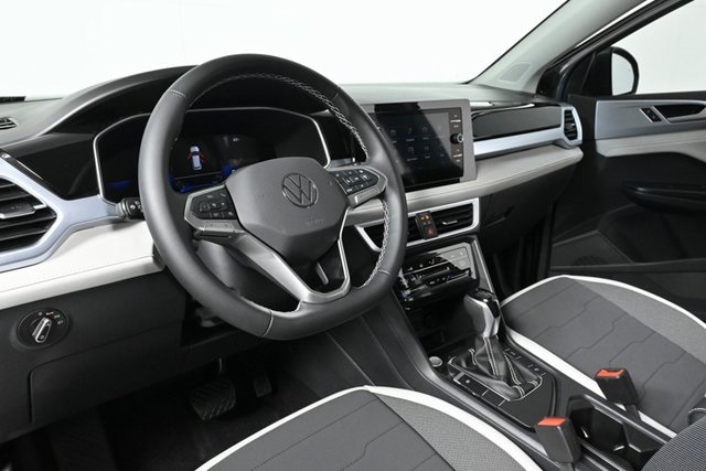 2025 Volkswagen Taos SE photo 4