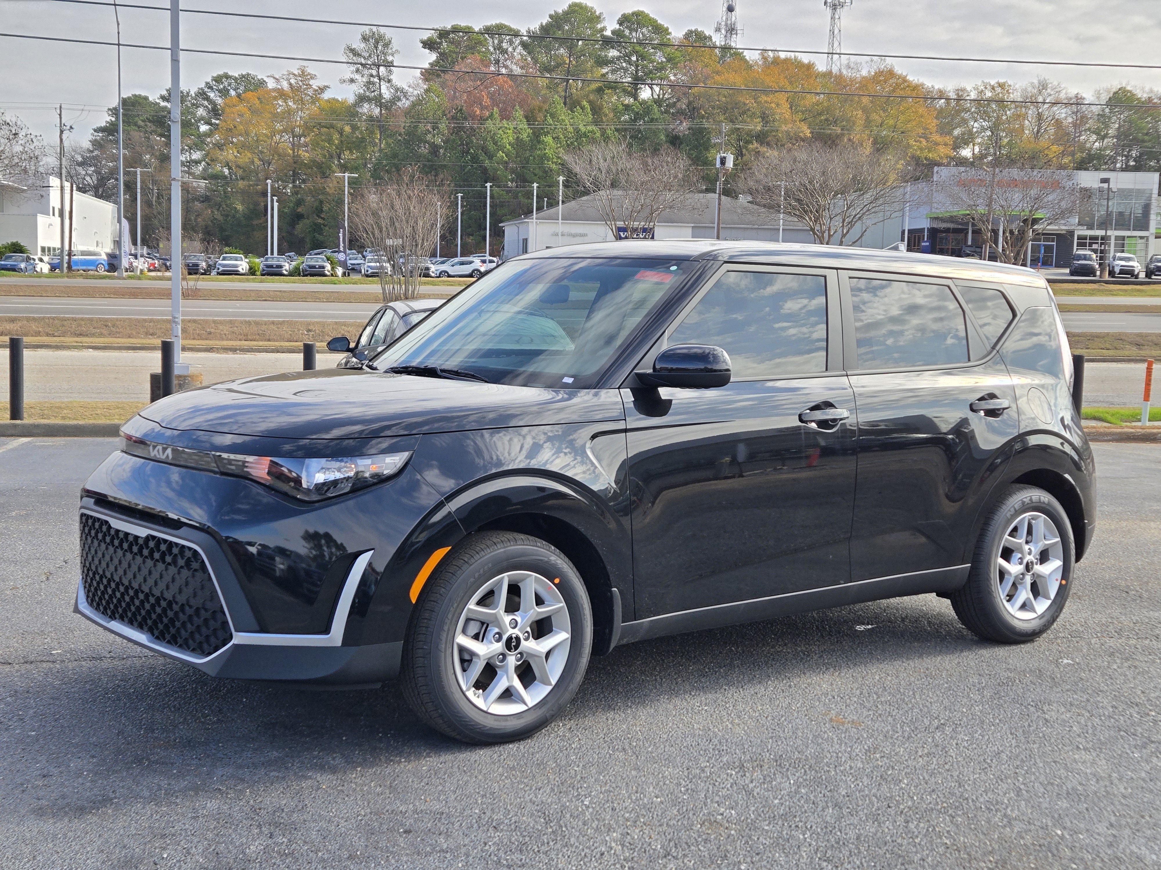 2025 Kia Soul LX's photo