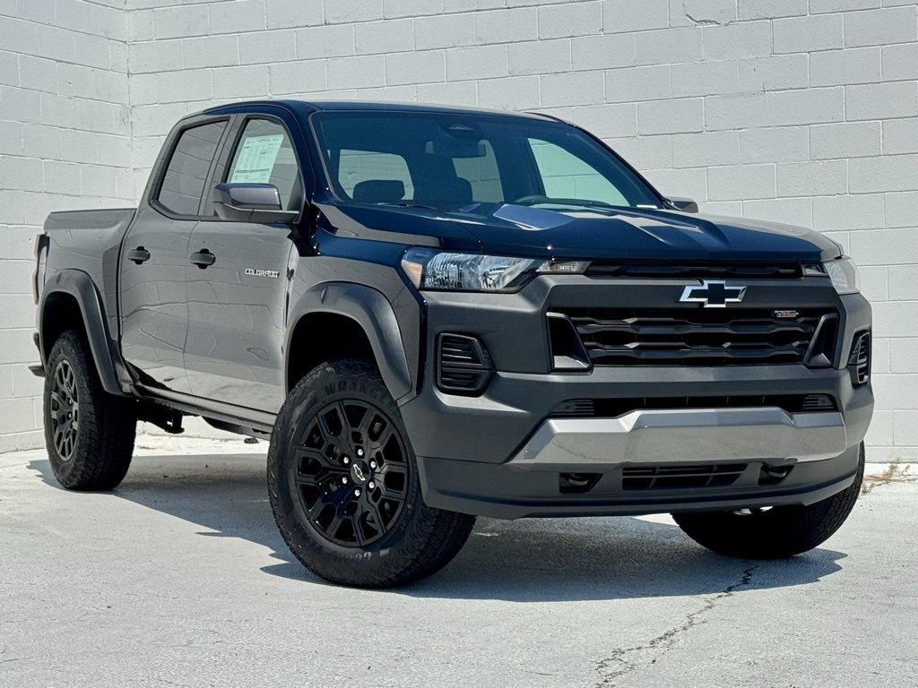 2025 Chevrolet Colorado Trail Boss photo 2