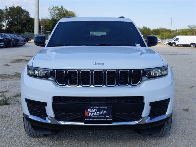 2025 Jeep Grand Cherokee Laredo Altitude photo 3