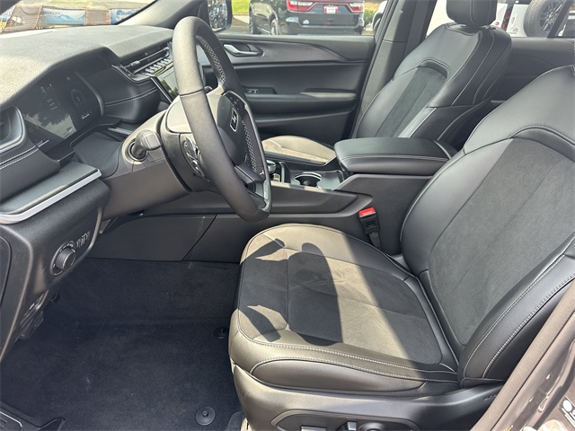 2025 Jeep Grand Cherokee Altitude photo 9
