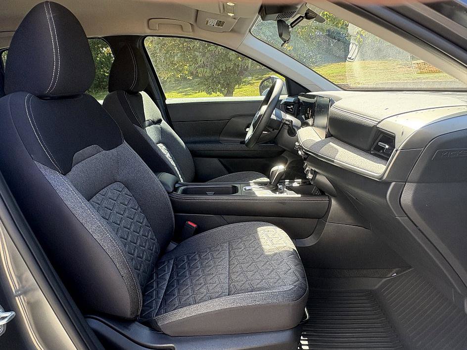 2025 Nissan Kicks SV photo 12