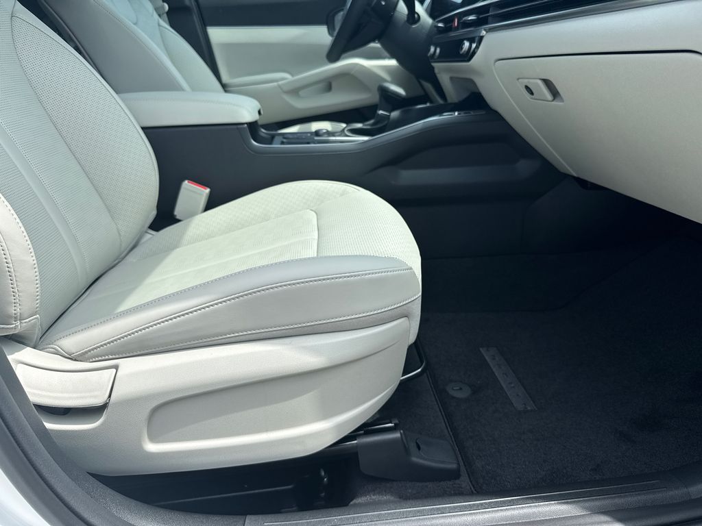 2025 Kia Sorento S photo 13