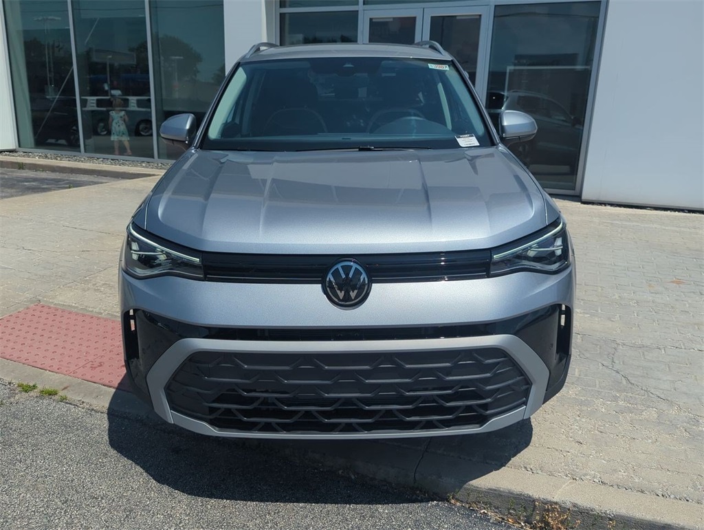 2025 Volkswagen Taos SE photo 3