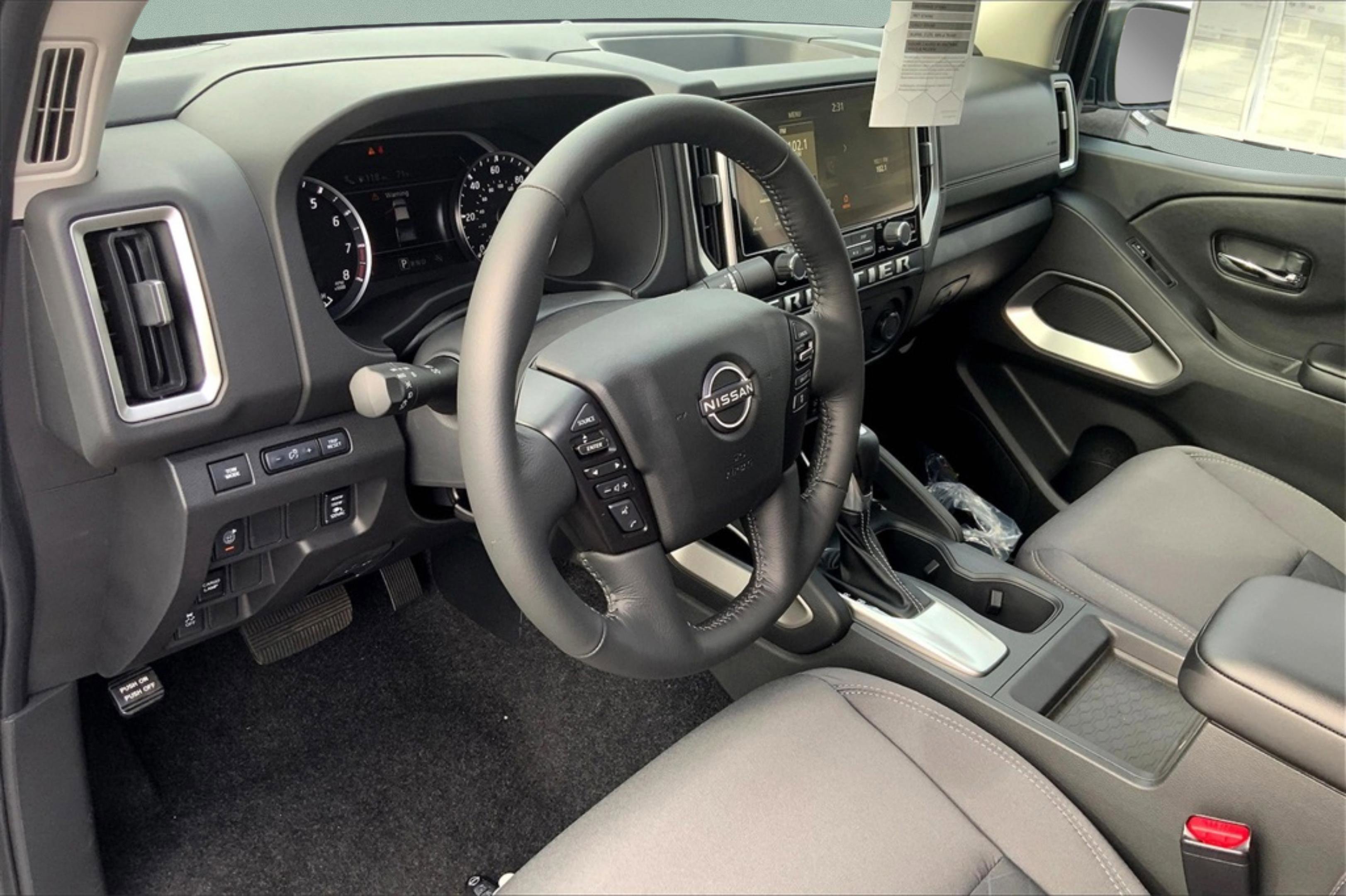 2025 Nissan Frontier SV Crew Cab photo 6
