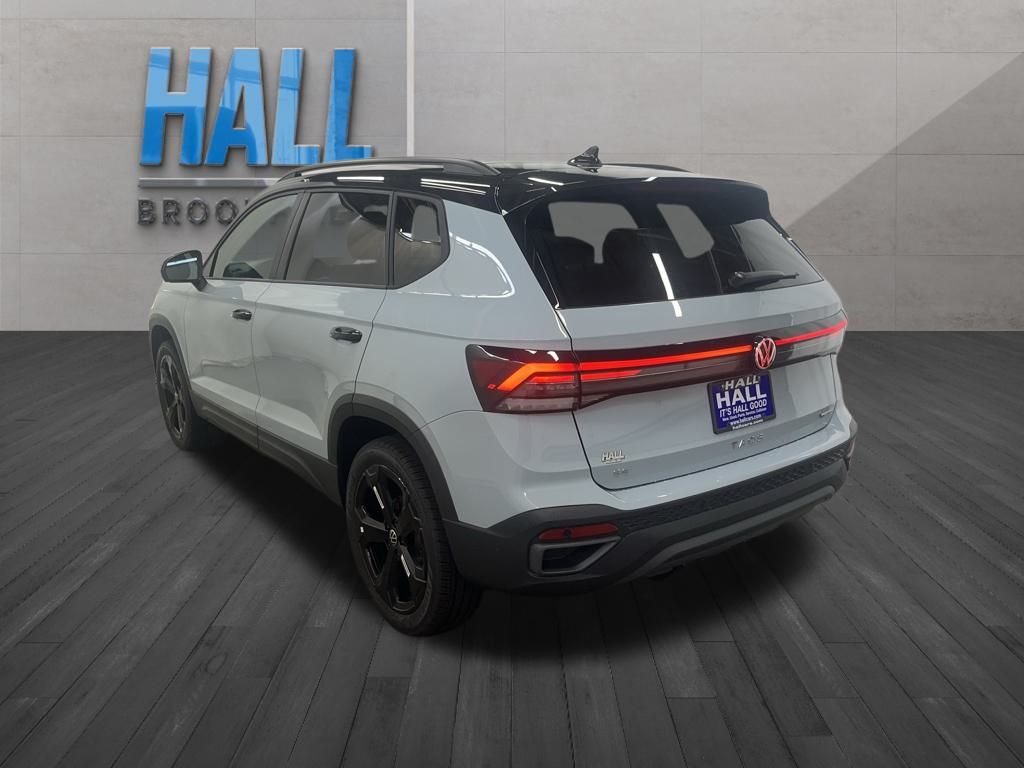 2025 Volkswagen Taos SE photo 3