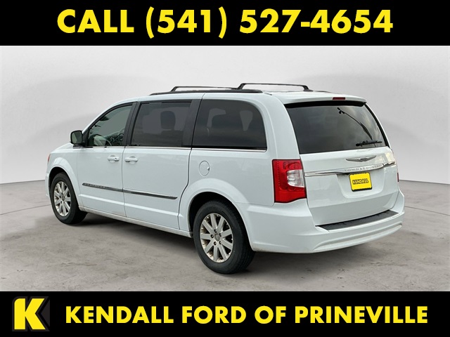 2013 Chrysler Town & Country Touring photo 3