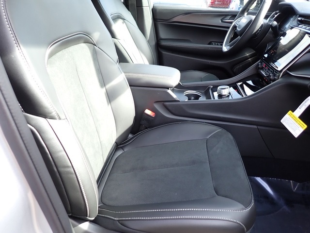2025 Jeep Grand Cherokee Altitude photo 8