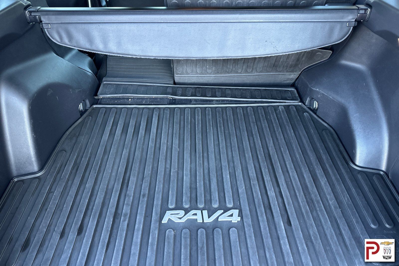 2020 Toyota RAV4 Hybrid XLE photo 16