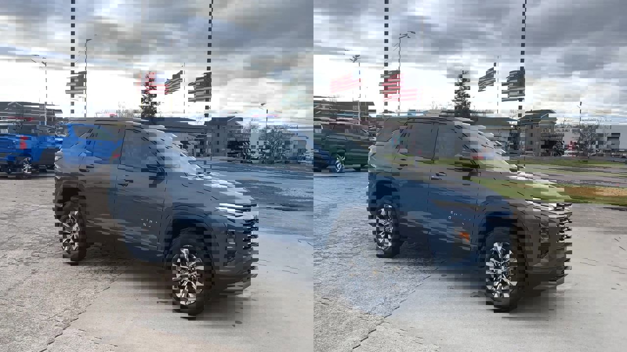 2026 Chevrolet Equinox LT photo 2