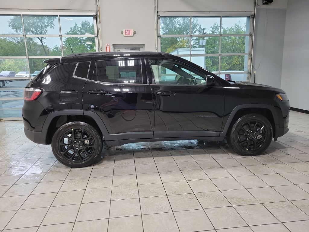 2026 Jeep Compass Latitude photo 3