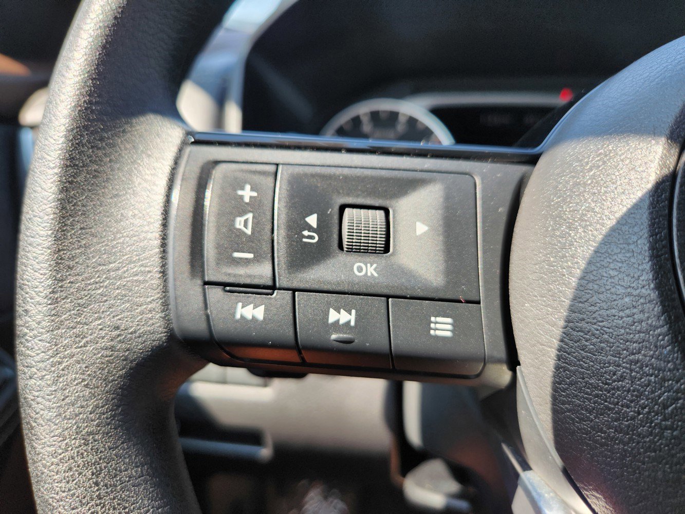 2023 Nissan Rogue SV photo 18