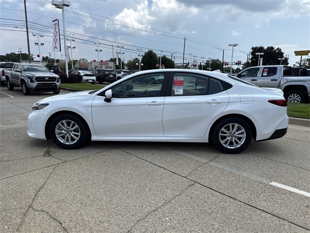 2025 Toyota Camry LE photo 6
