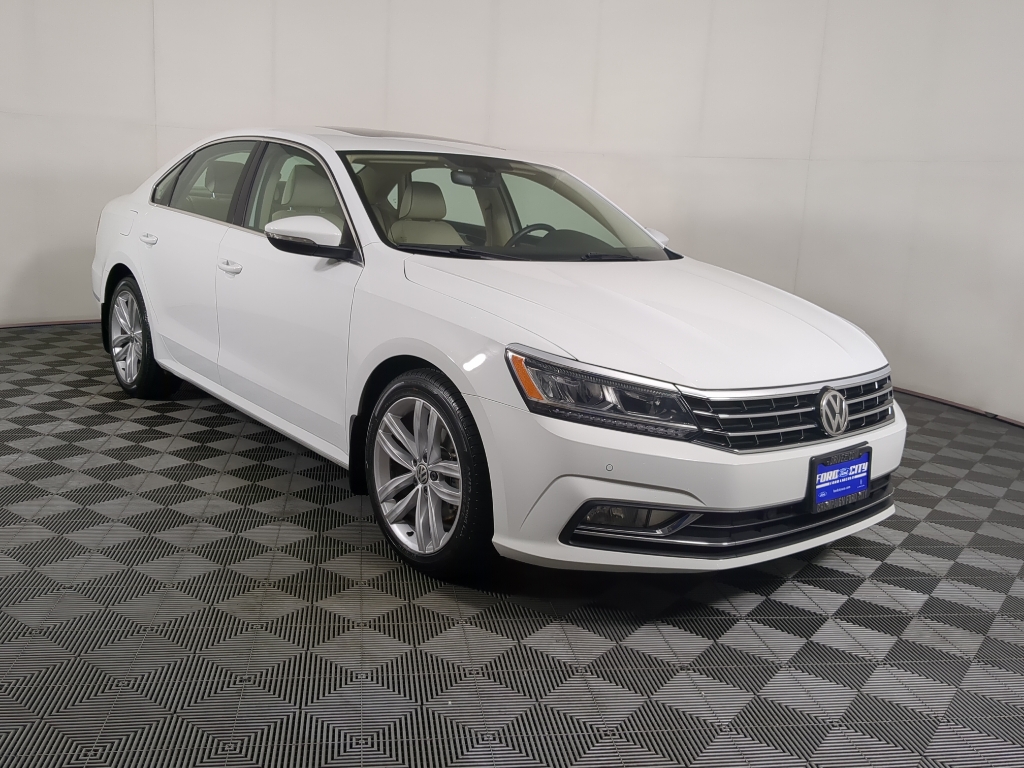 Used 2018 Volkswagen Passat SE with VIN 1VWBA7A35JC049571 for sale in Champaign, IL