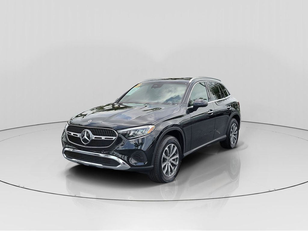 2025 Mercedes Benz GLC 300 photo 3