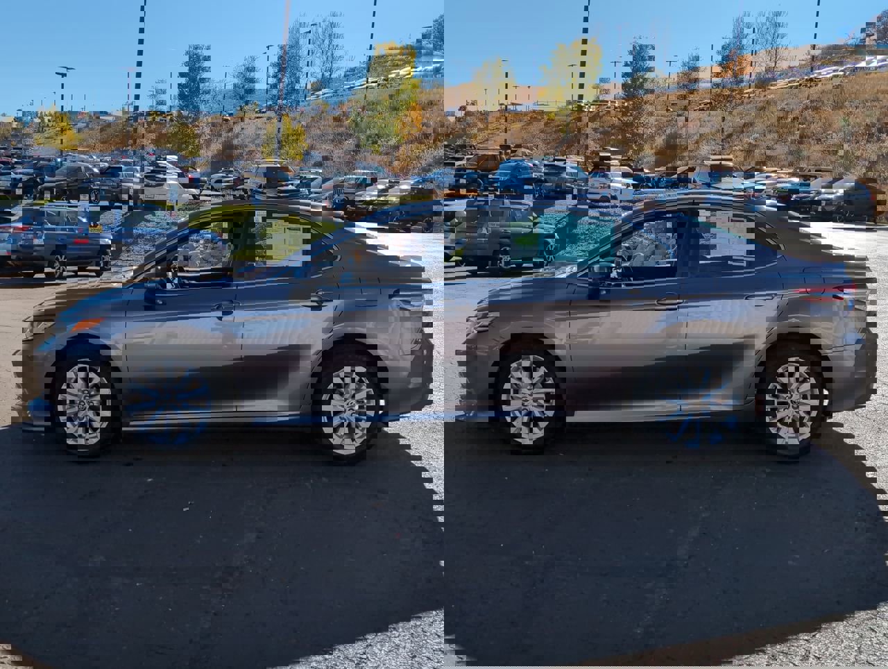 2020 Toyota Camry LE photo 4