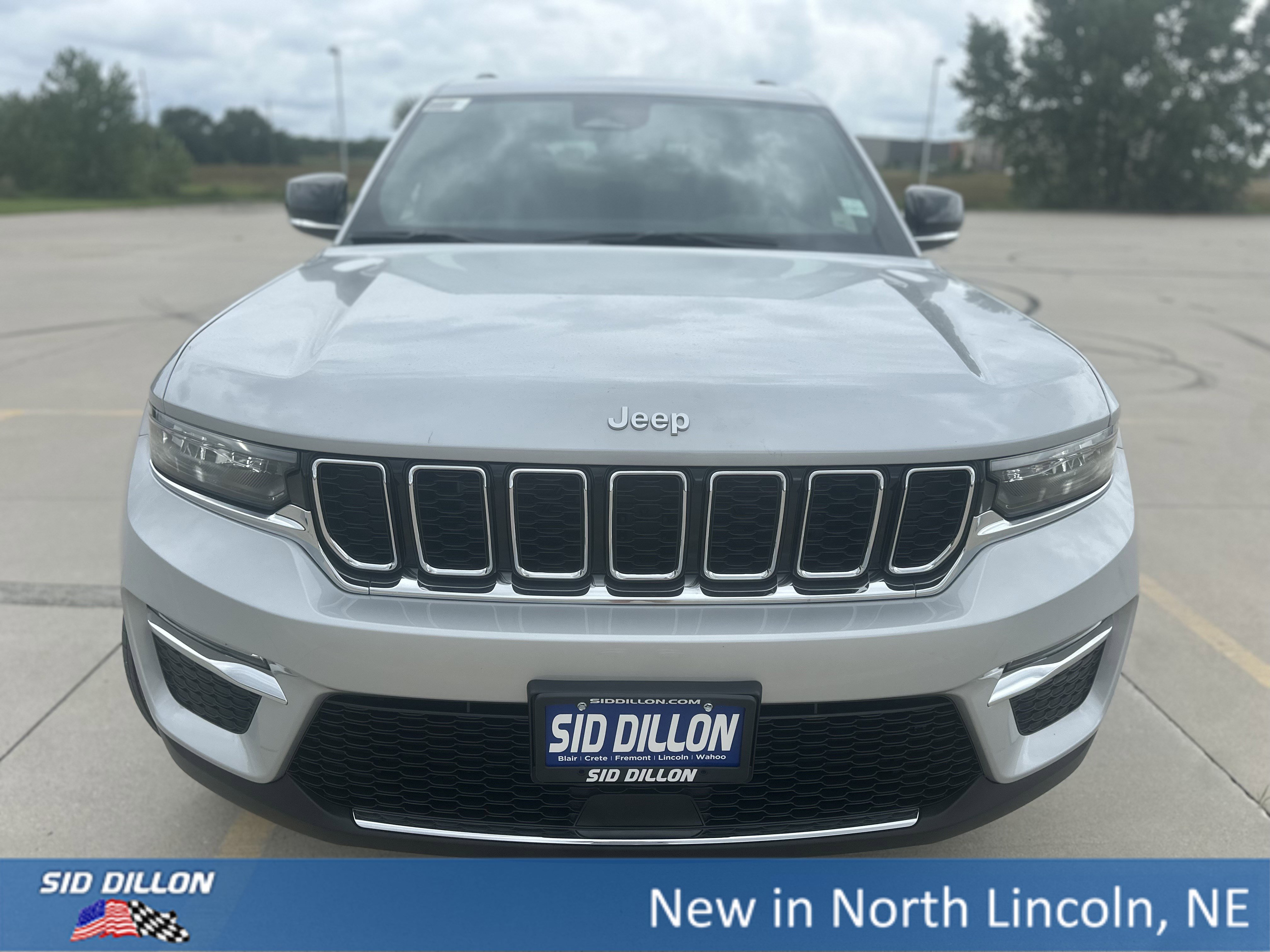 2025 Jeep Grand Cherokee Limited photo 2