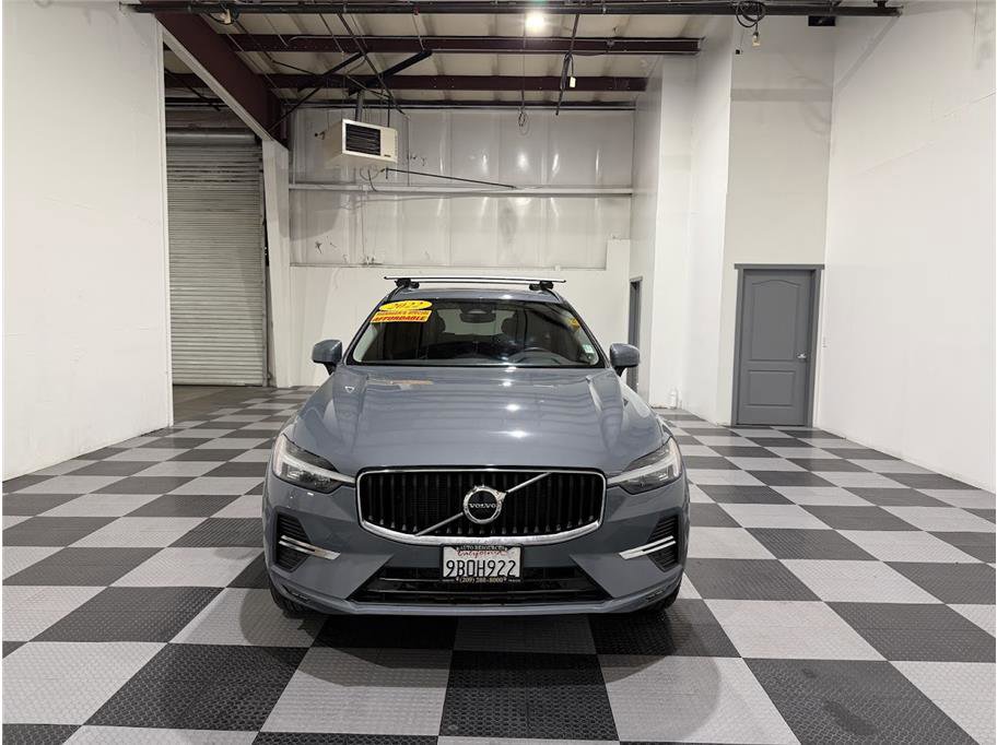 2022 Volvo XC60 B5 Momentum photo 3