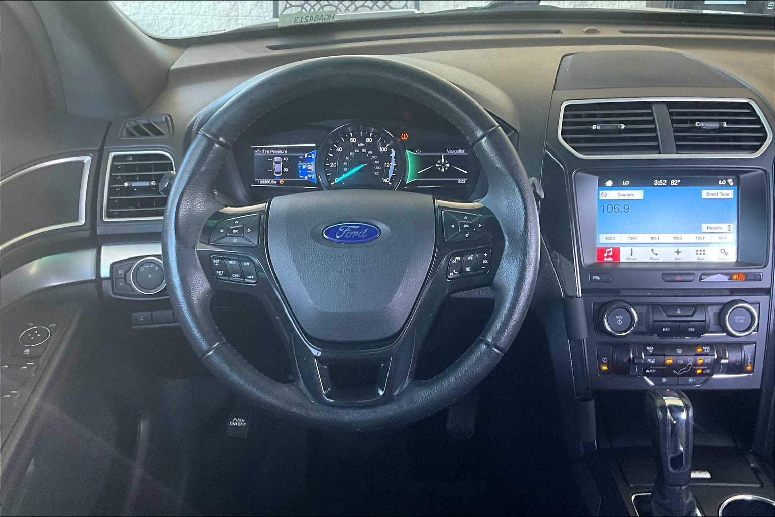 2017 Ford Explorer XLT photo 5