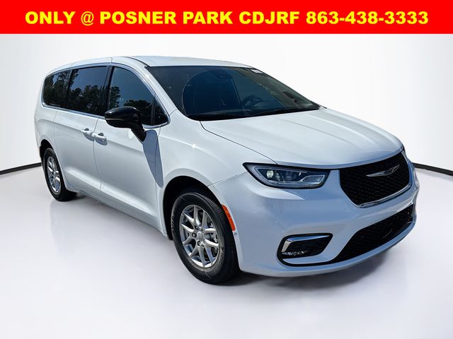 2026 Chrysler Pacifica photo 3