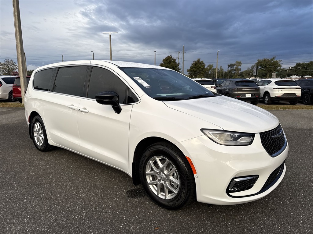 2026 Chrysler Pacifica Select's photo