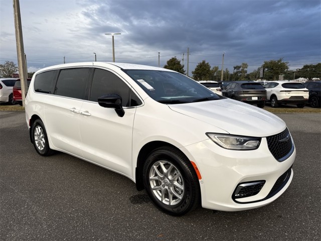 2026 Chrysler Pacifica Select's photo