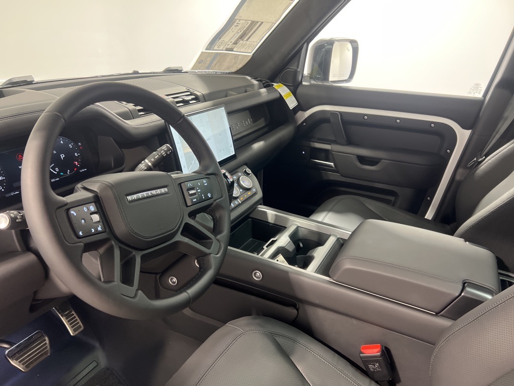 2025 Land Rover Defender 110 V8 photo 9