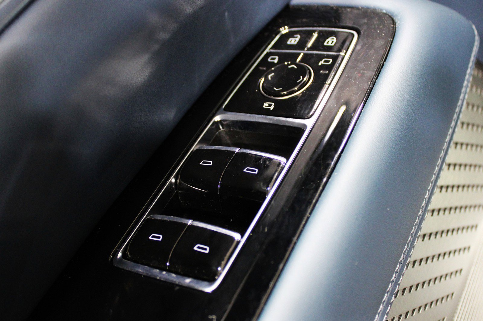2025 Cadillac Escalade IQ Luxury photo 6
