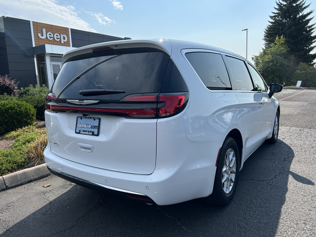 2026 Chrysler Pacifica photo 5