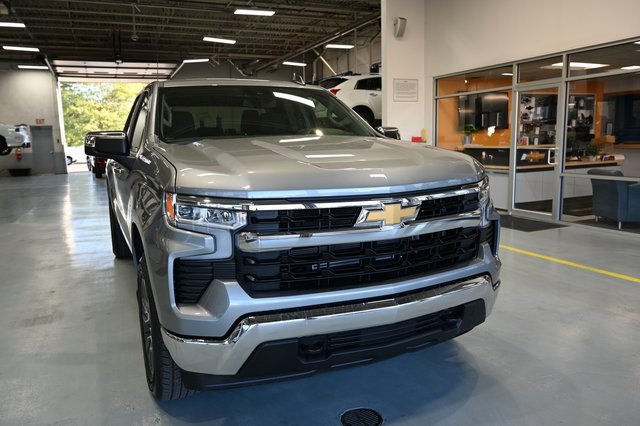 2026 Chevrolet Silverado photo 2