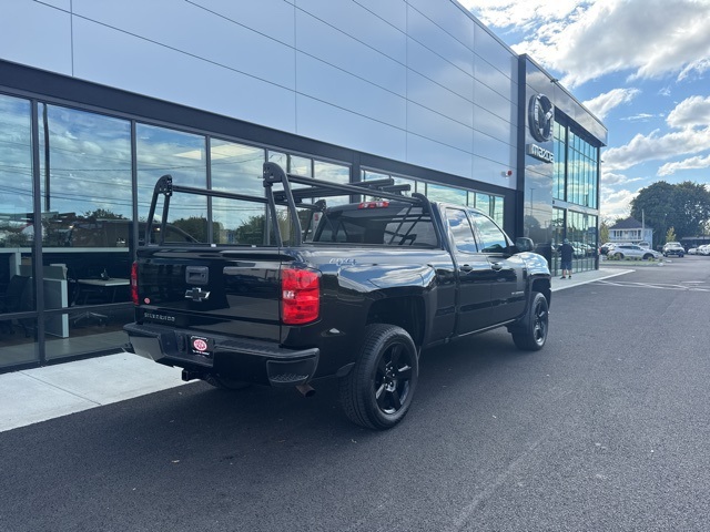 2017 Chevrolet Silverado 1500 Custom photo 2
