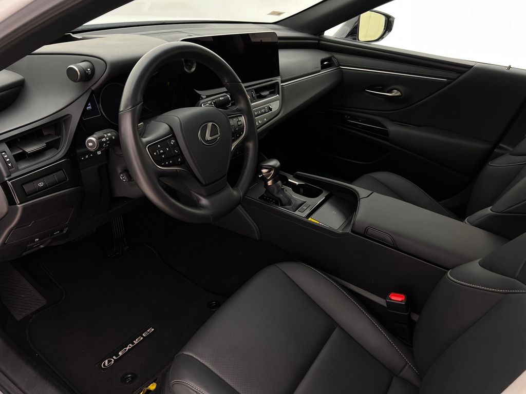 2025 Lexus ES 350 photo 13