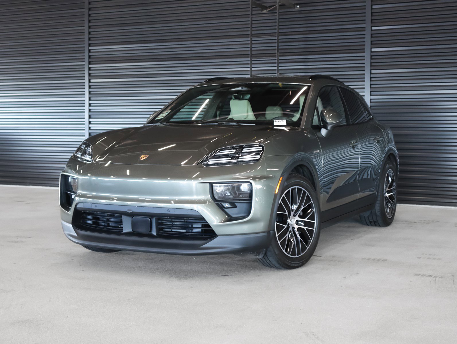 2025 Porsche Macan Base's photo
