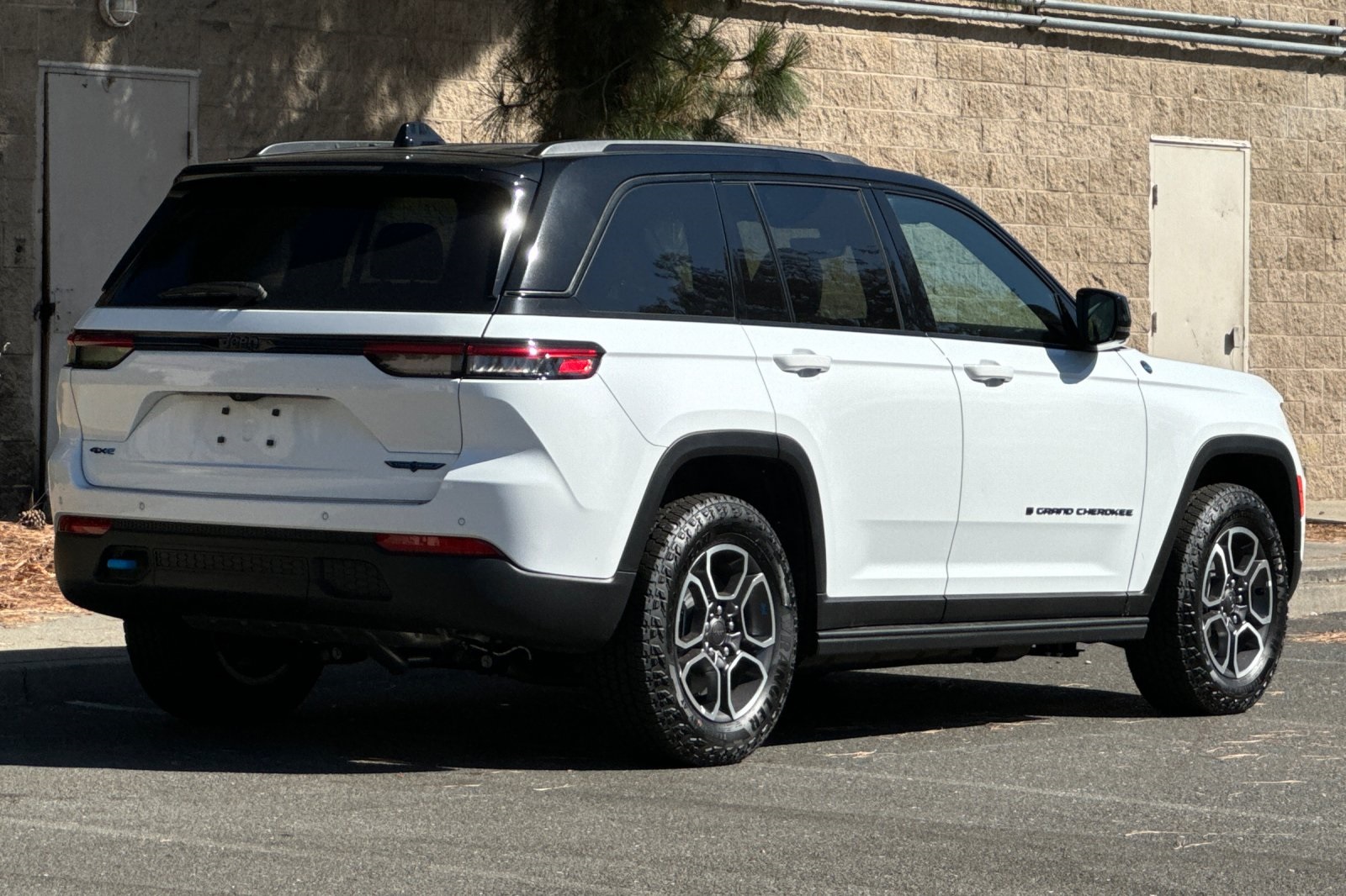 2023 Jeep Grand Cherokee Trailhawk 4xe photo 3