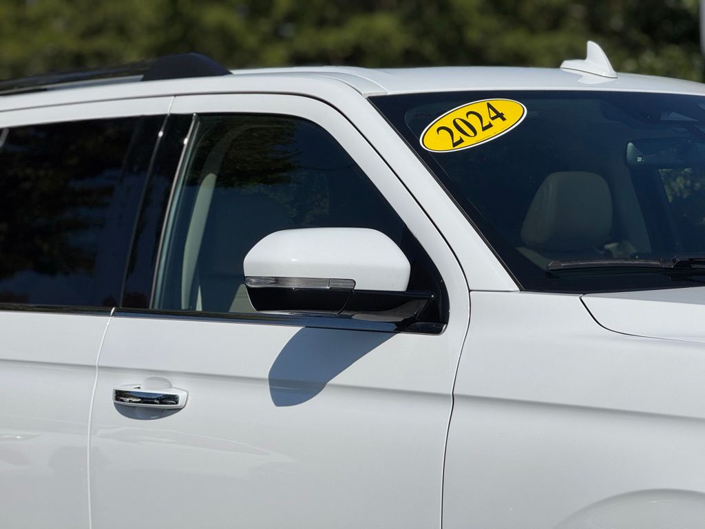 2024 Ford Expedition Limited photo 2