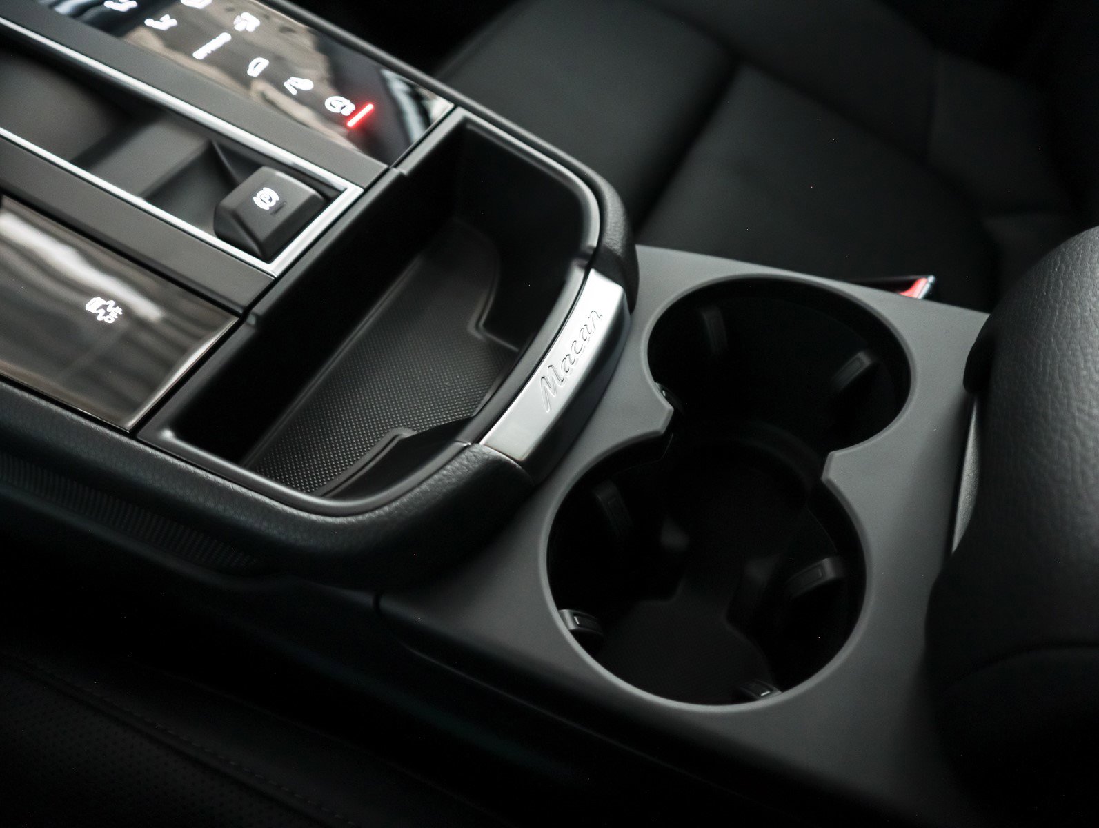 2025 Porsche Macan T photo 18