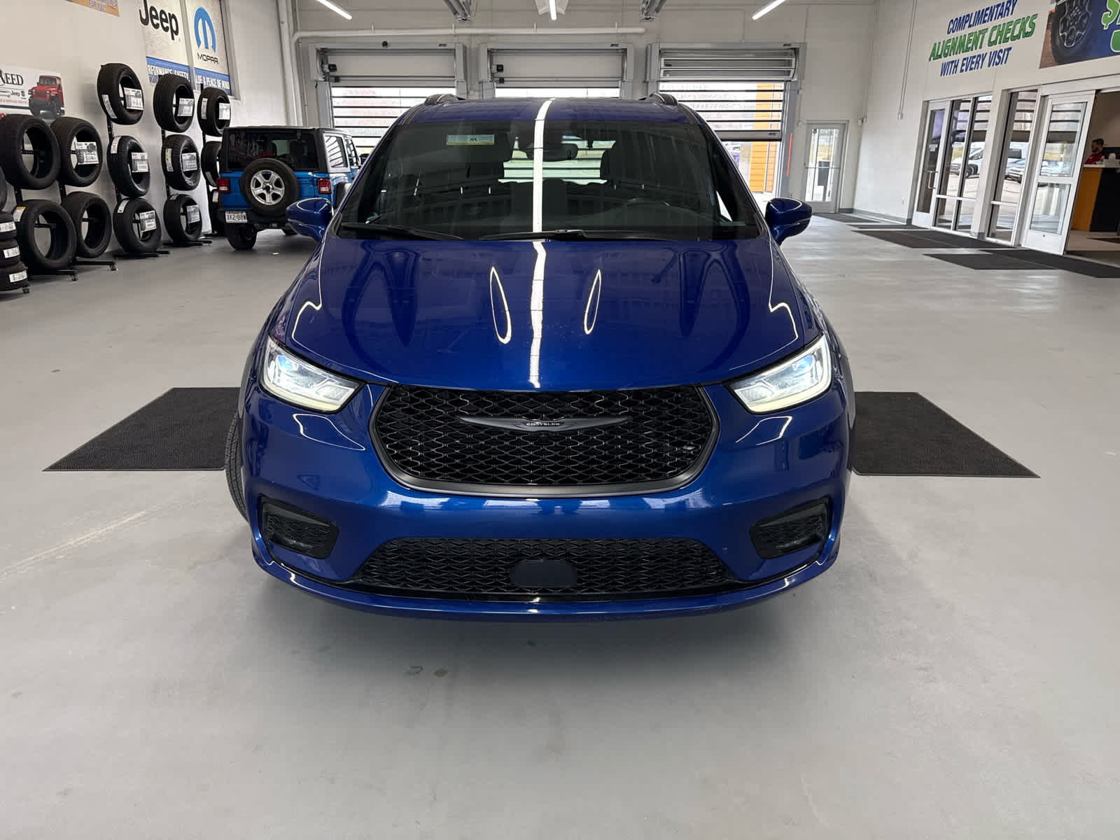 2021 Chrysler Pacifica Touring photo 2