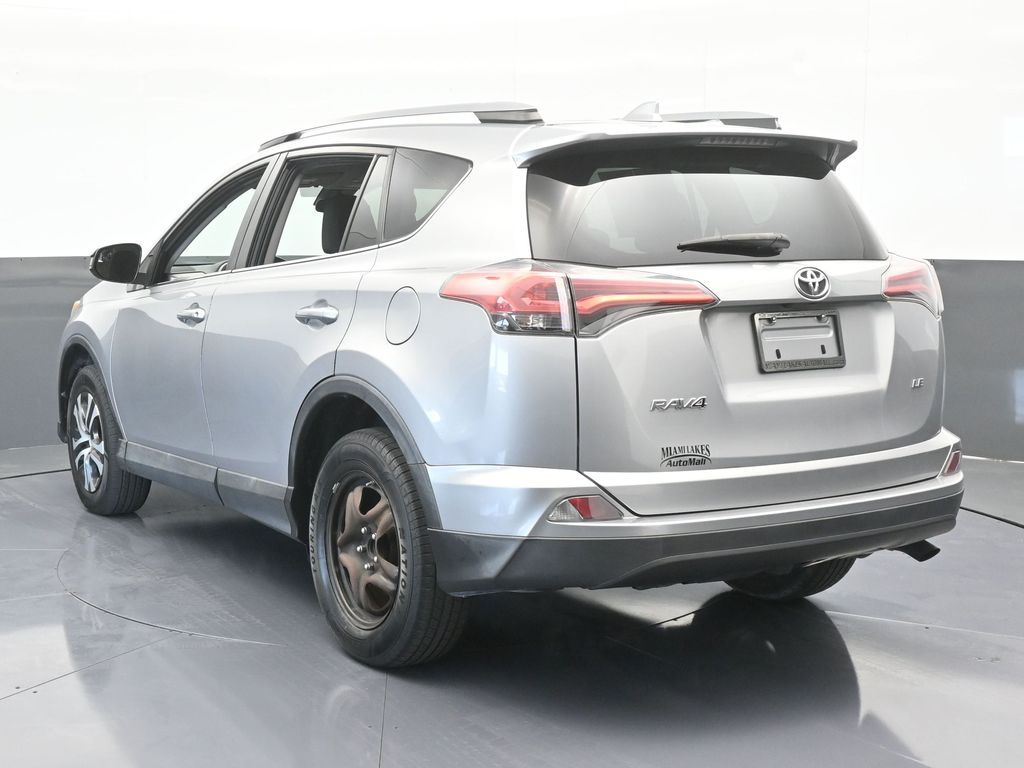 2017 Toyota RAV4 LE photo 4