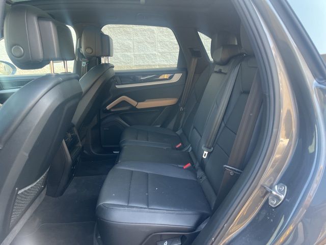 2024 Porsche Cayenne Base photo 7