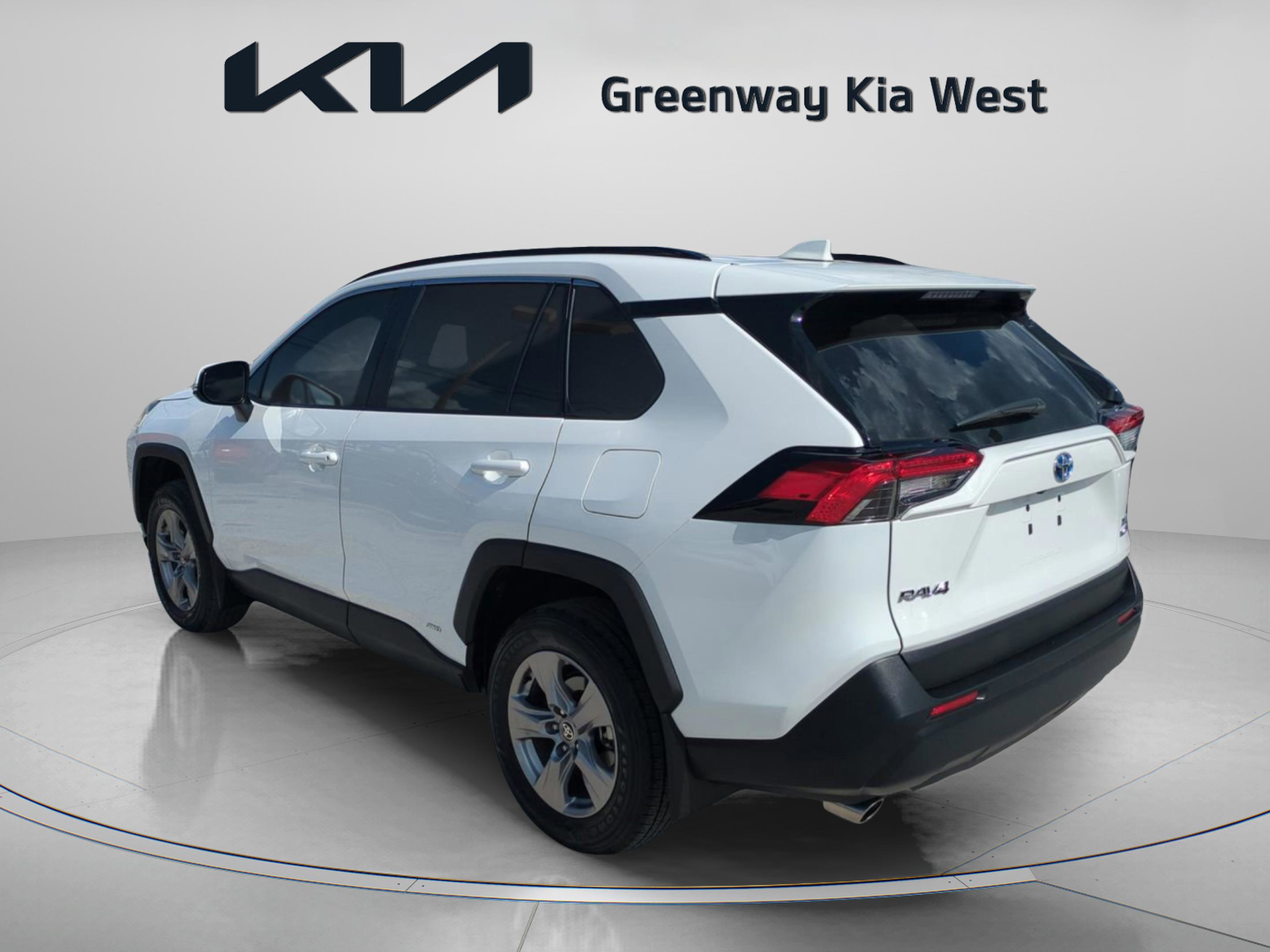 2024 Toyota RAV4 XLE photo 6
