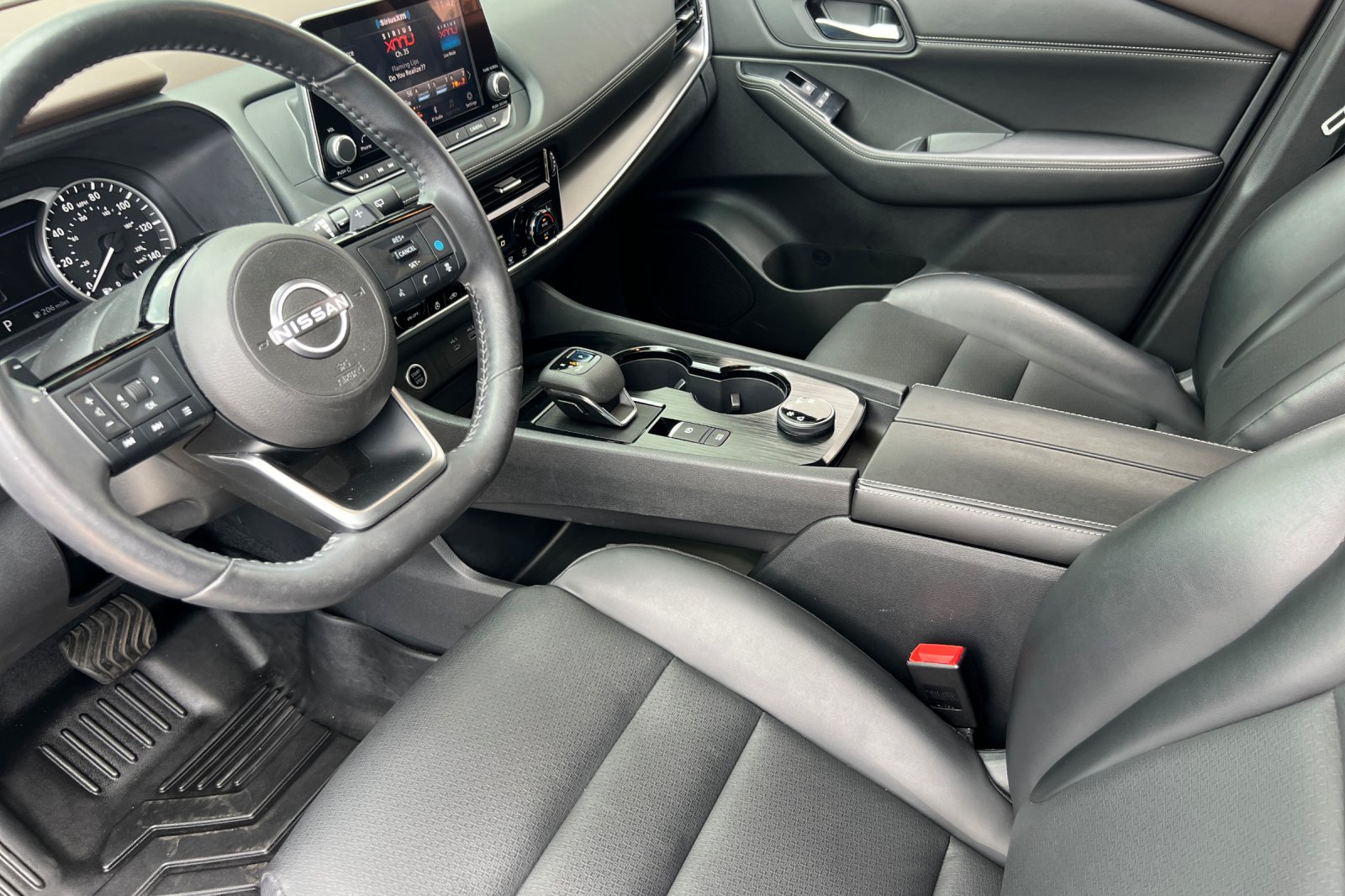 2022 Nissan Rogue SV photo 5