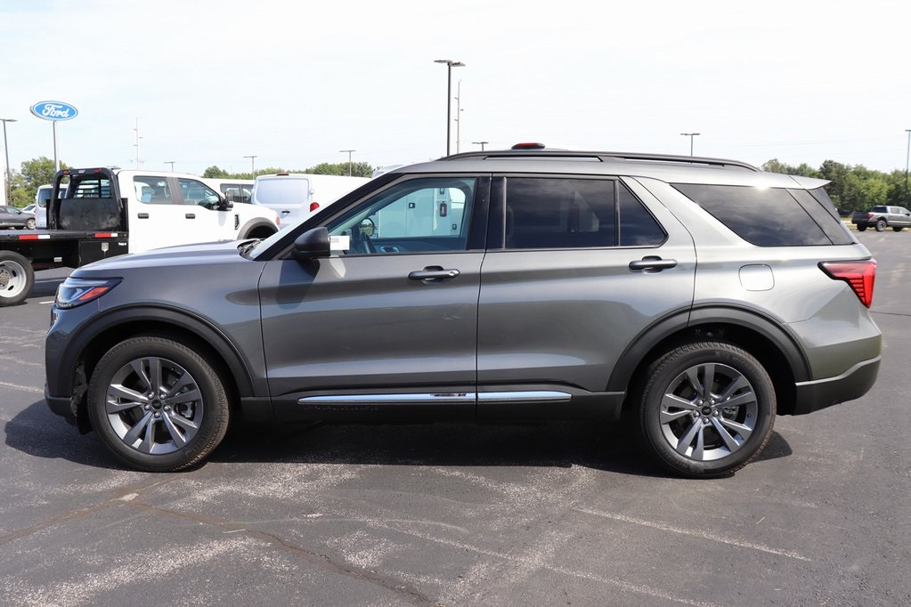2025 Ford Explorer photo 2