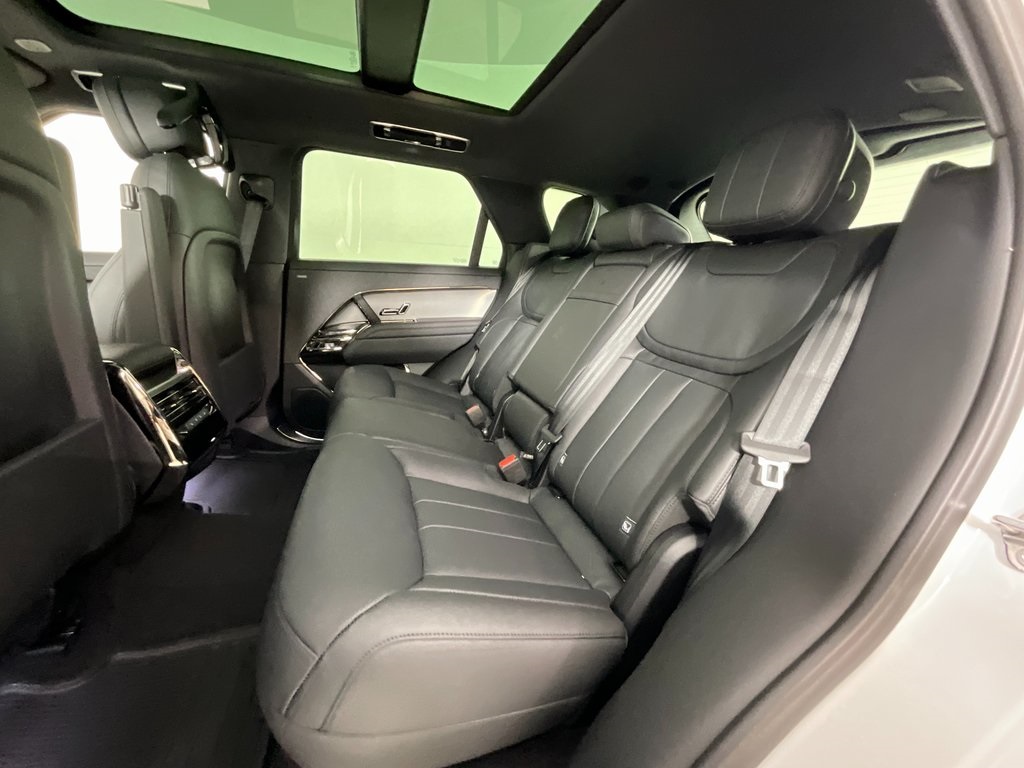 2025 Land Rover Range Rover Sport SE photo 4