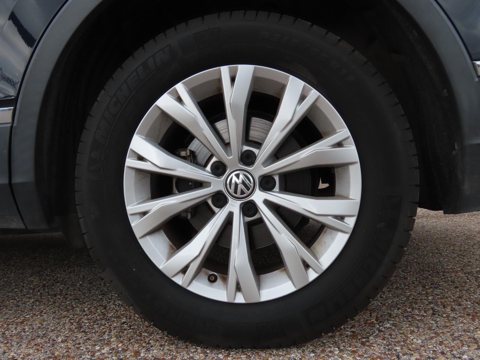 2018 Volkswagen Tiguan SE photo 4