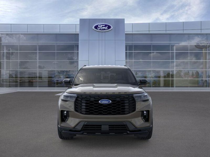 2026 Ford Explorer ST-Line photo 2