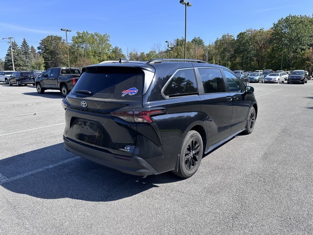 2024 Toyota Sienna LE photo 3