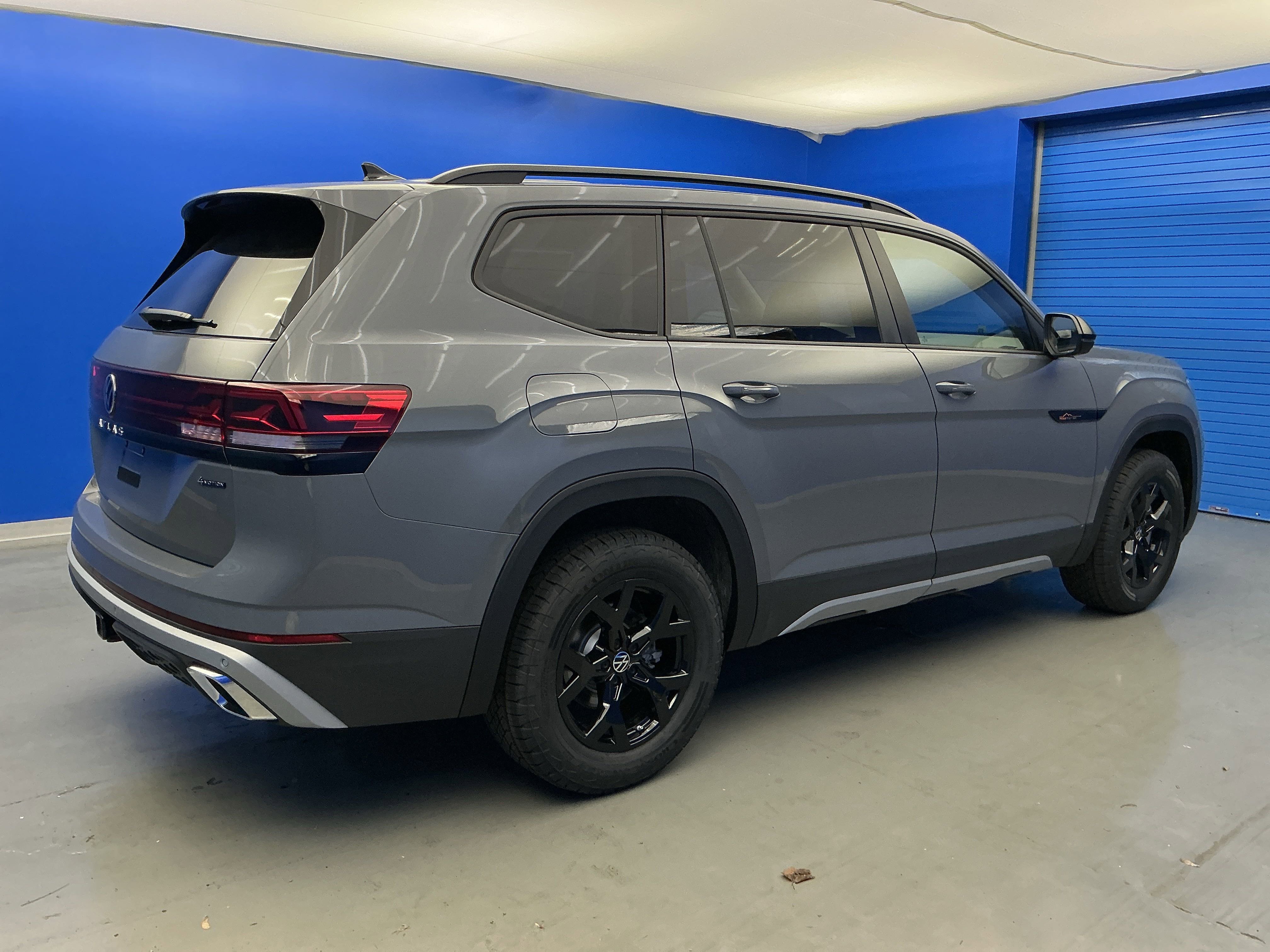 2025 Volkswagen Atlas Peak Edition SE photo 3