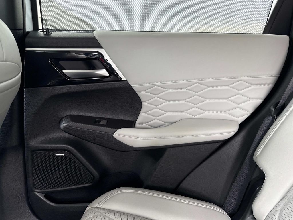 2025 Mitsubishi Outlander SEL photo 15
