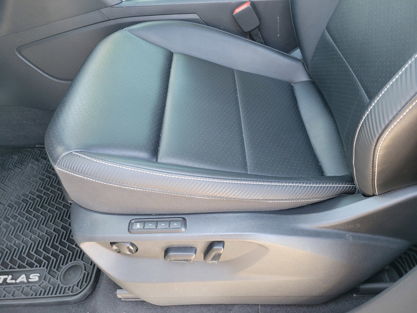 2022 Volkswagen Atlas Cross Sport SEL R-Line photo 16